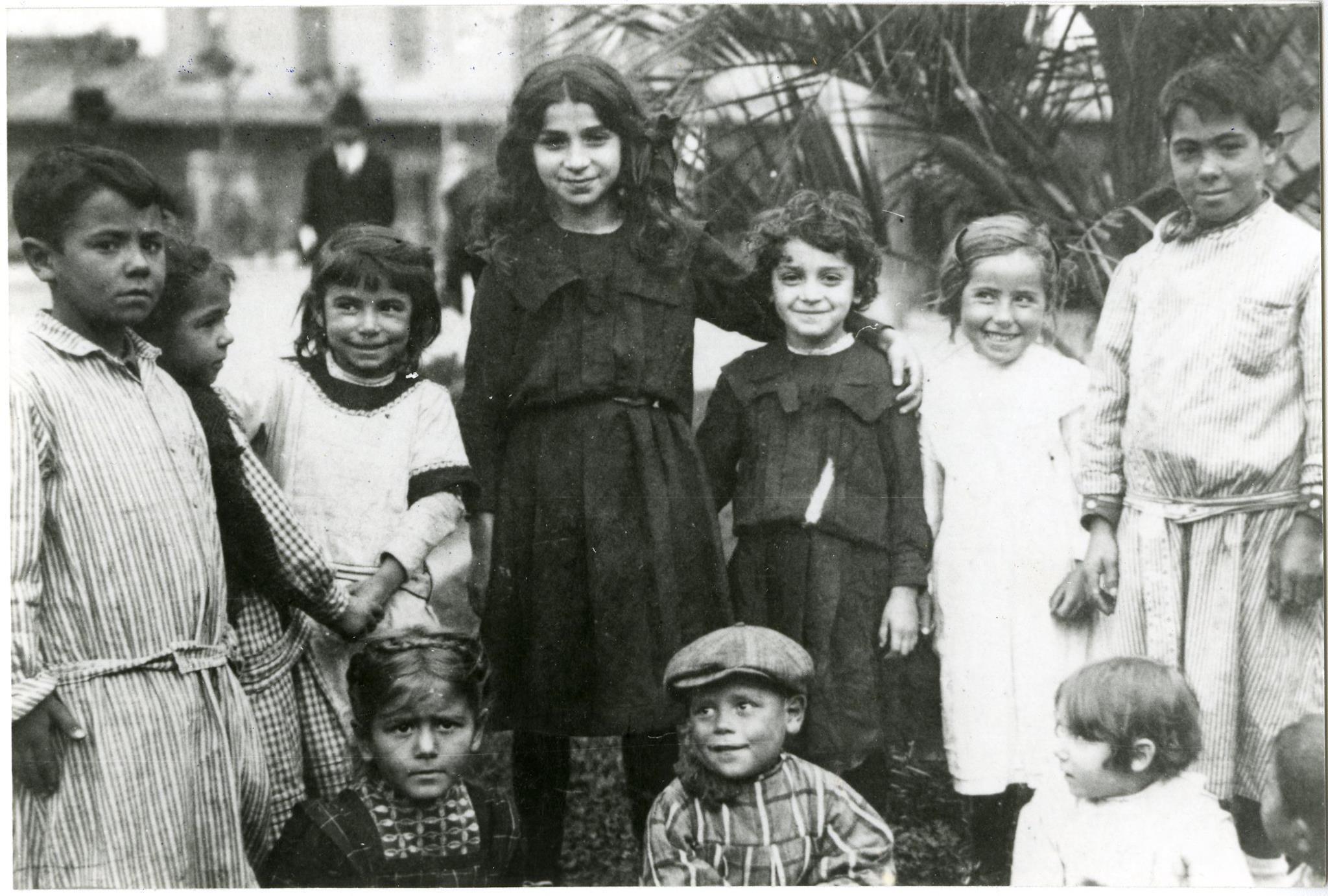 Niños jugando en el Hotel de Inmigrantes, Buenos Aires, 1915.