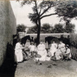 Almuerzo al aire libre, una familia Argentina a principios del Siglo XX.