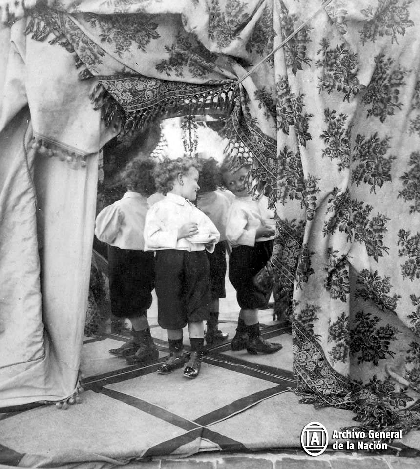 Niño durante una sesión de fotos en la Galería Witcomb. Ca. 1900.