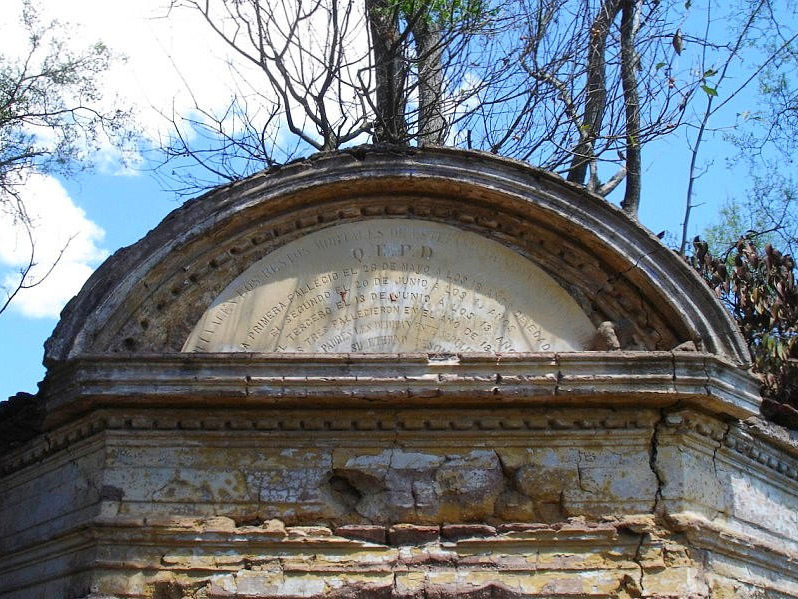 Una placa en el Cementerio Sud de San Andrés de Giles.