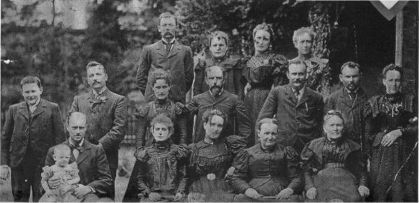Miembros de las familias Manny, Savage y Garrahan, c. 1898, en General Rodríguez.