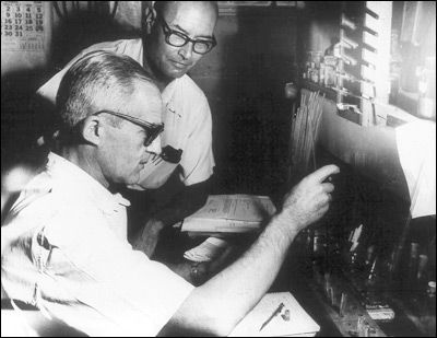 Luis Leloir y Carlos Eugenio Cardini en el Instituto Campomar en 1960.
