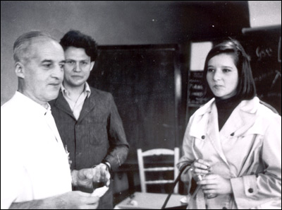Luis Federico Leloir junto al doctor Armando Parodi y a su hija Amelia Leloir.