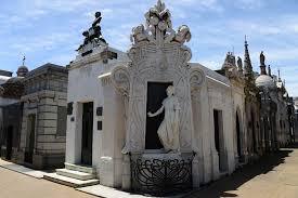 Tumba de Rufina Cambaceres en el Cementerio de la Recoleta.
