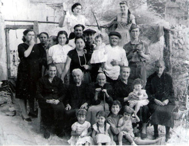 Familia Martínbez Raya y vecinos de Huelma en los años 60.
