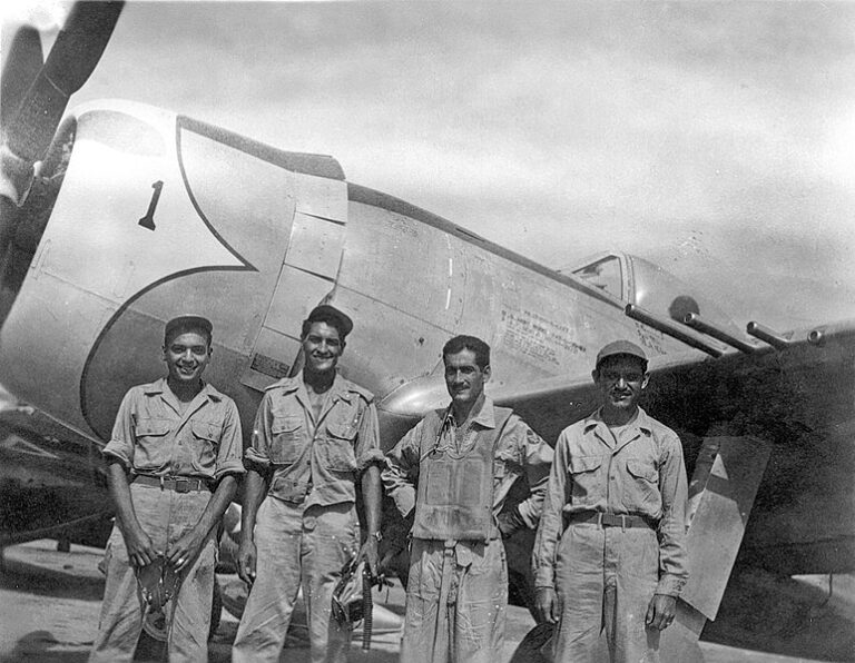 El Capt. Radamés Gaxiola frente a su P-47D.