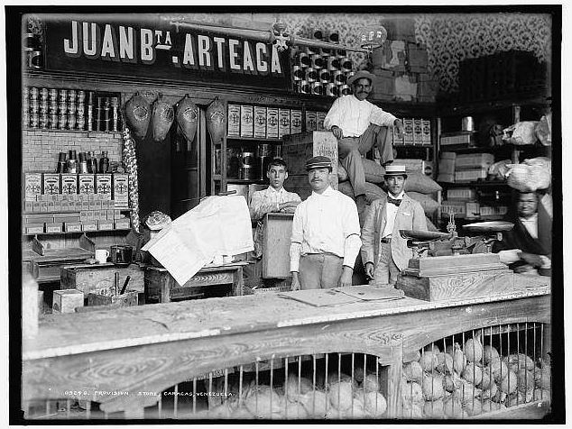 Una pulpería en Caracas, Venezuela en 1900.