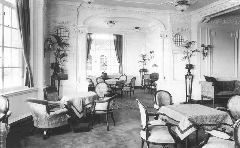 La sala de lectura para pasajeros de primera clase del RMS Titanic.