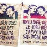 Hojas conmemorativas de los jueces antimafia asesinados Giovanni Falcone y Paolo Borsellino. Leen: "No los matasteis: sus ideas caminan sobre nuestras piernas".