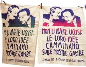 Hojas conmemorativas de los jueces antimafia asesinados Giovanni Falcone y Paolo Borsellino. Leen: "No los matasteis: sus ideas caminan sobre nuestras piernas".