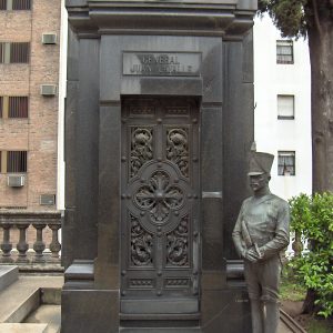 Tumba de Juan Lavalle en el Cementerio de la Recoleta.